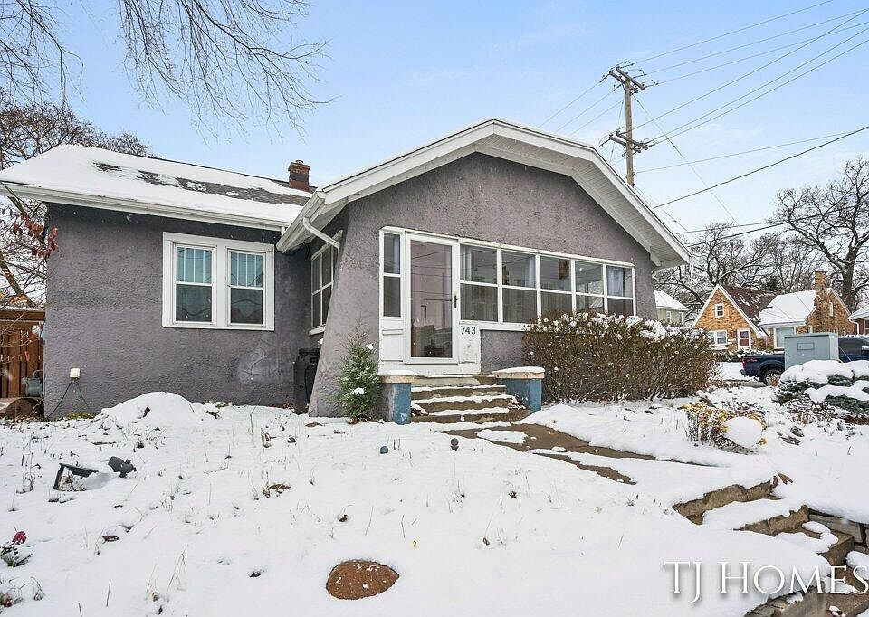 1st image of 743 Fuller Ave NE