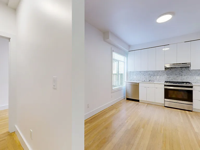 2942 Franklin St #9 — Photo 4