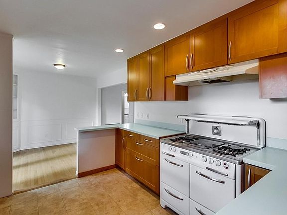 3rd image of 5324 La Jolla Blvd