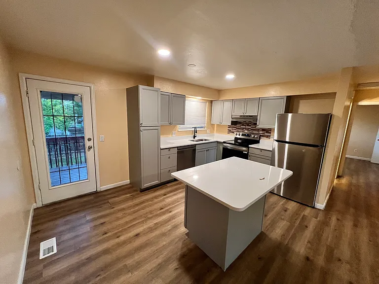 1579 S Salida Way — Photo 2