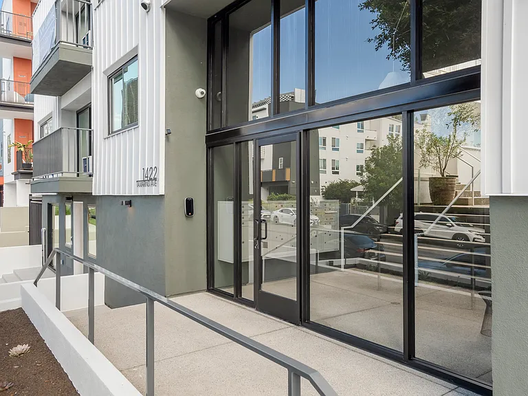 1422 Tamarind Ave — Photo 32