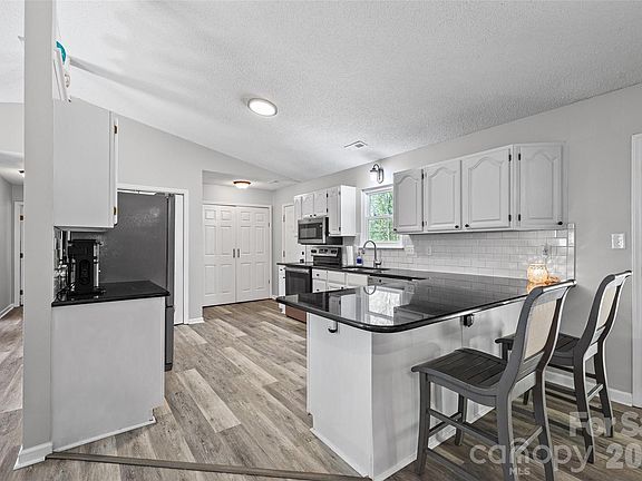 4th image of 1025 Reservation Rd