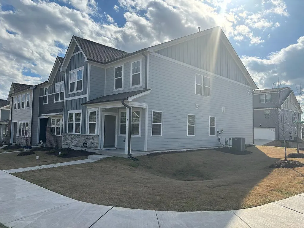 2460 Hutch Ln — Photo 2