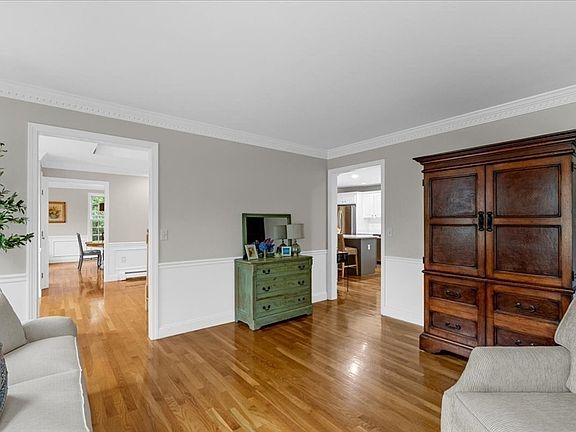 4th image of 14 Windward Ln