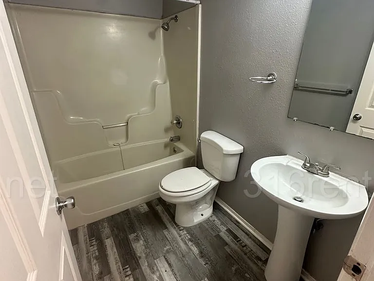 511-13 S. Edwards — Photo 10