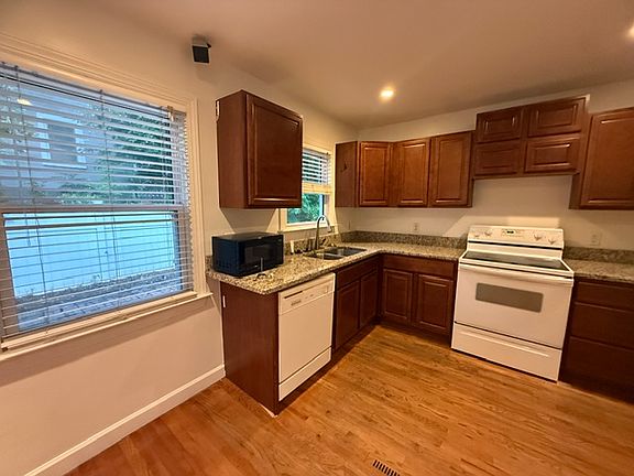 3rd image of 2310 Fernwood Dr