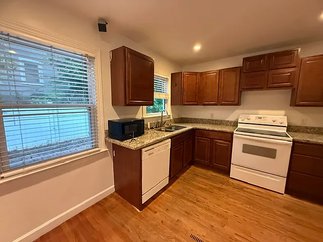 2310 Fernwood Dr — Photo 3