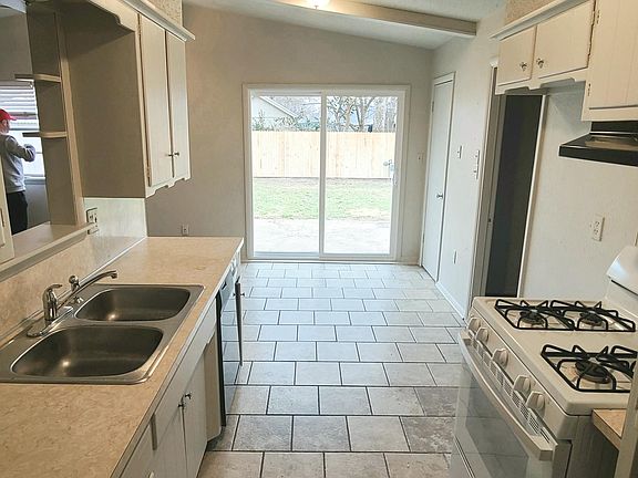 3rd image of 1506 Lakecrest Dr