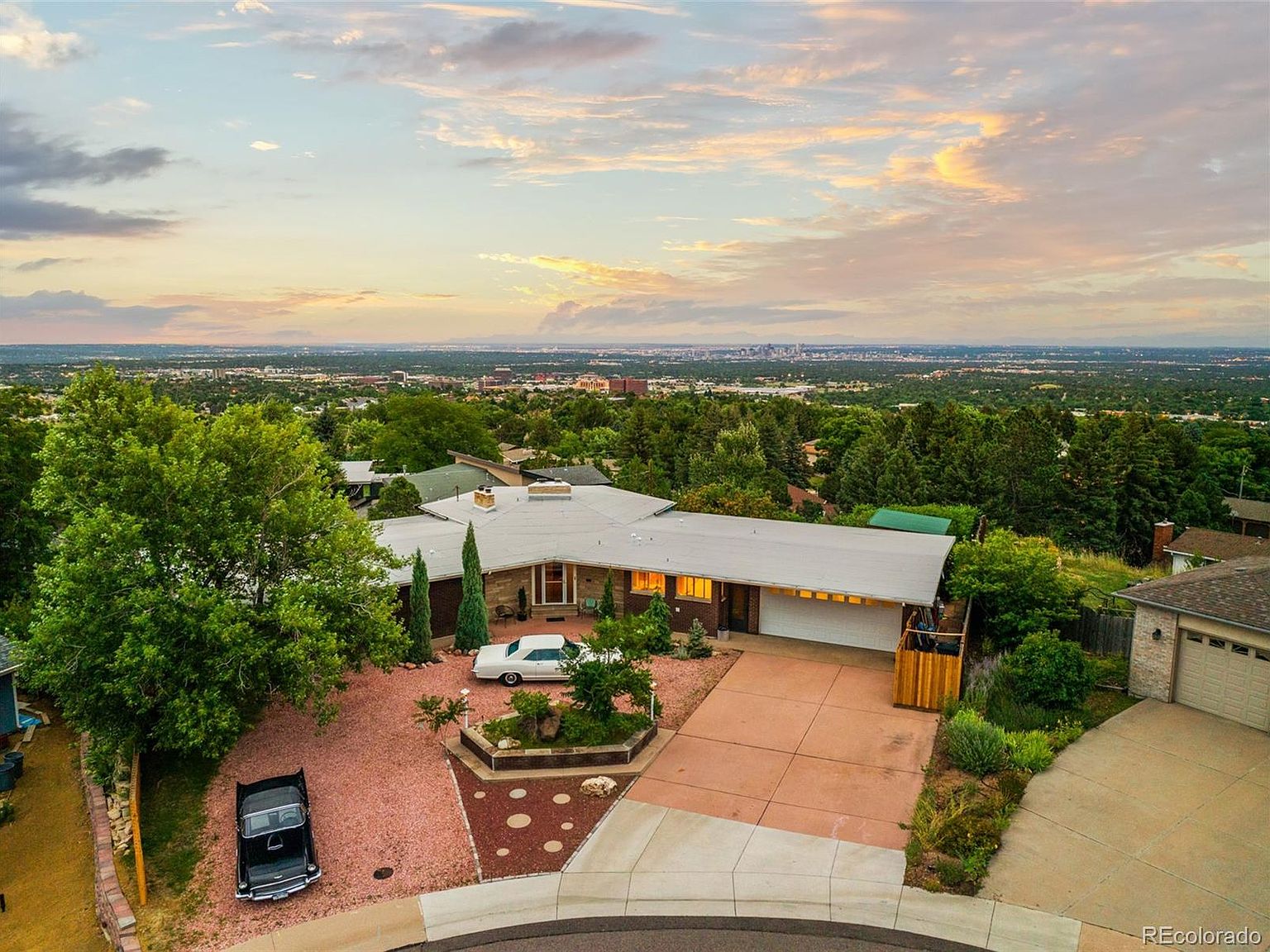 A modern house with a timeless appeal in Lakewood