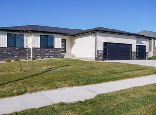 1387 Deerfield Dr, Fairfax, IA 52228