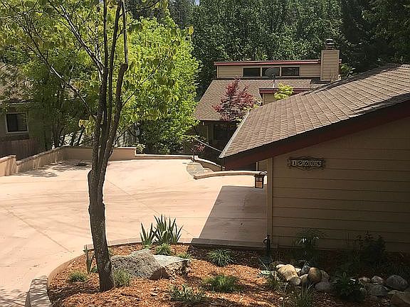 3rd image of 19685 Pleasant View Dr