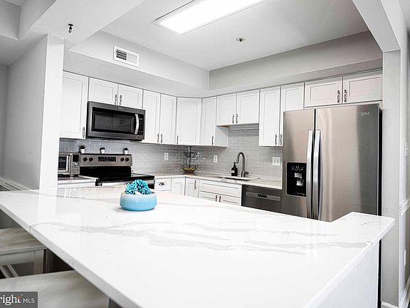 4th image of 902 Martell Ct #902-L