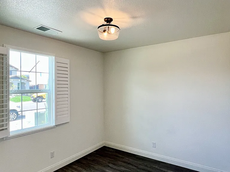 4216 Whitethorn Dr — Photo 32
