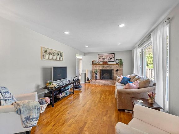 2nd image of 1303 Karen Dr