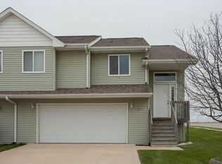 8433 Woodstone Ct SW, Cedar Rapids, IA 52404