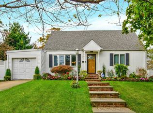 571 Franklin Ave, Massapequa, NY 11758