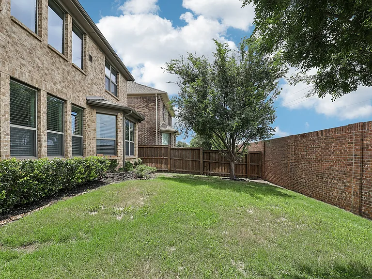 7228 Ridgepoint Dr — Photo 29