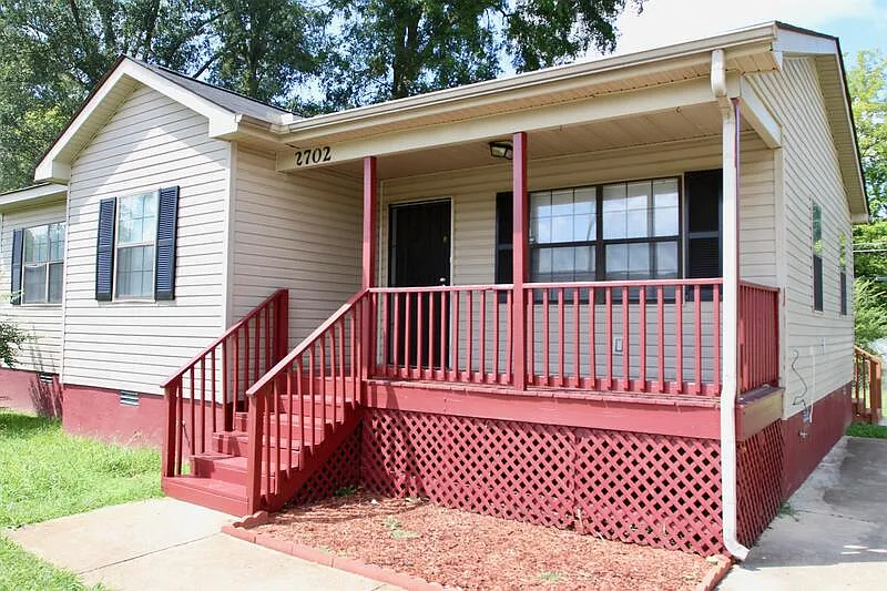 3 bed, 1.0 bath, 1117 sqft, $1,250 — Photo 1
