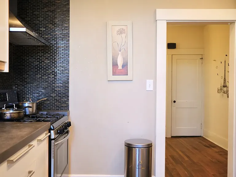 1041 Mirror St — Photo 2