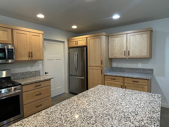 5th image of 1048 Whipple St