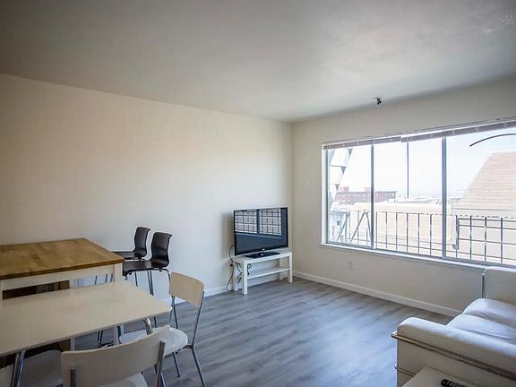 3rd image of 2025 Stockton St APT 5
