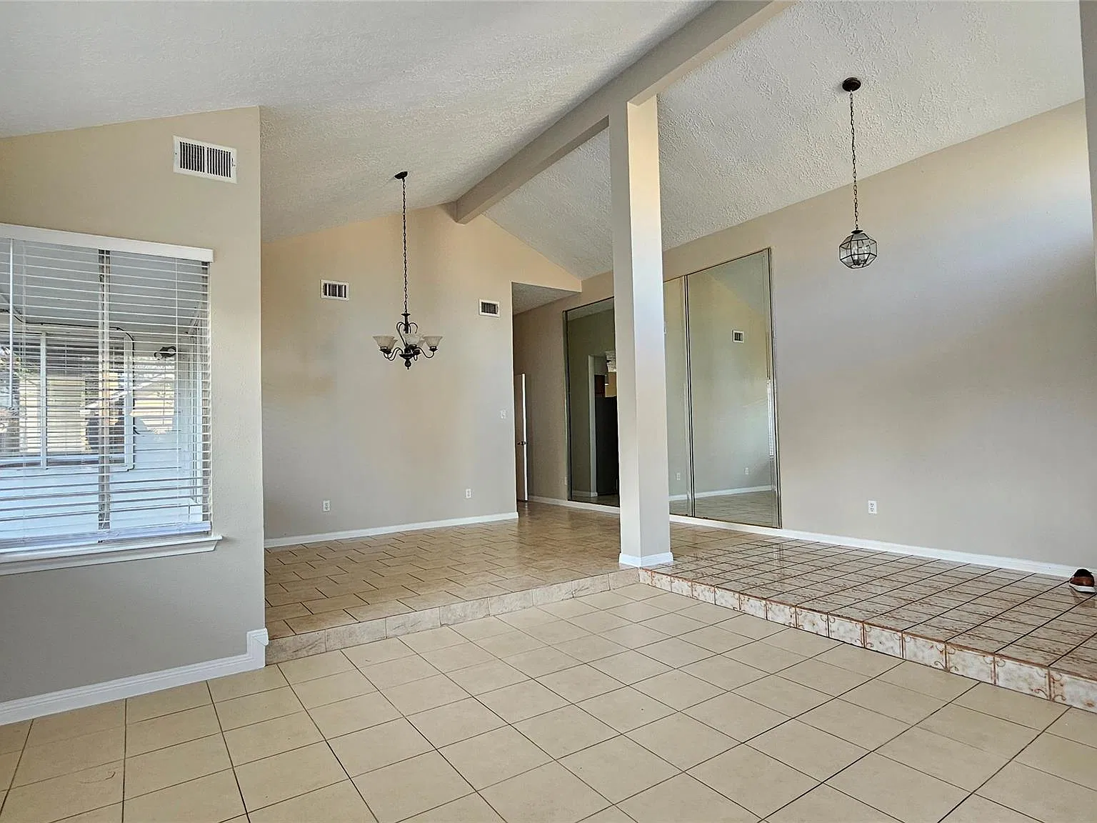 3 bed, 2.0 bath, 1830 sqft, $1,995 — Photo 3