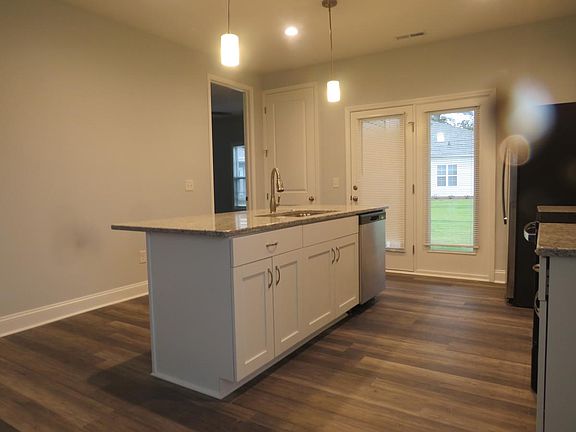 3rd image of 180 Glenshee Ct