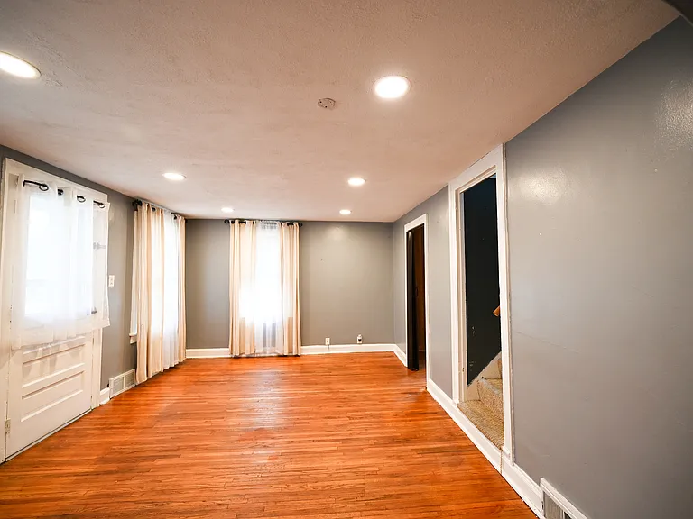 219 S 7th St — Photo 12