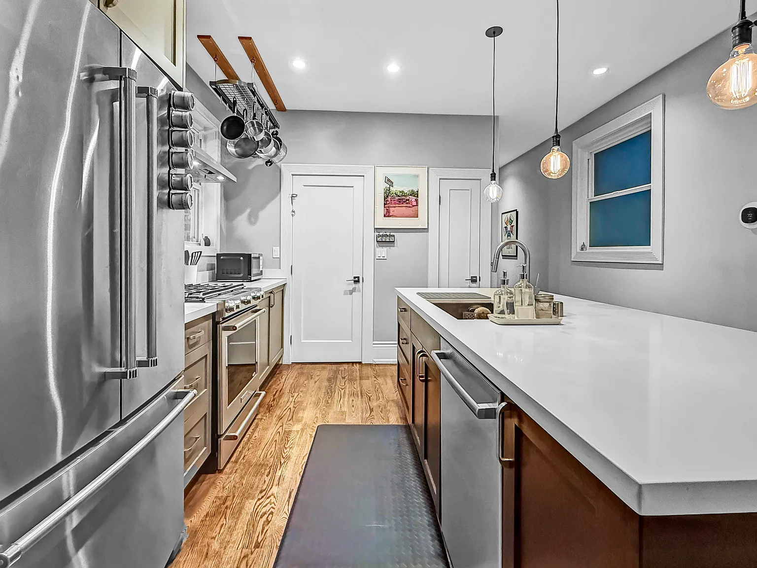 2 bed, 1020 sqft, $6,100 — Photo 2