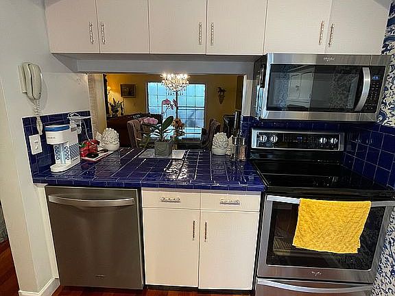 5th image of 208 Waterside Dr