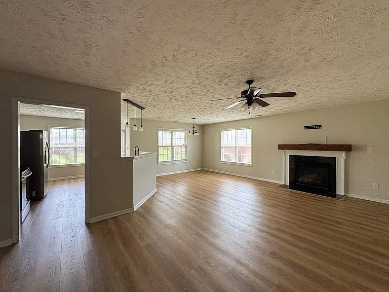 1608 Kershaw Loop — Photo 2