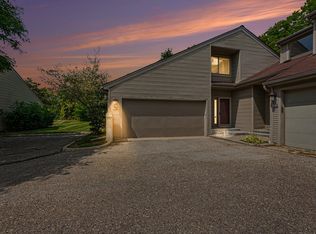 701 Charing Ct, Rochester, MI 48307