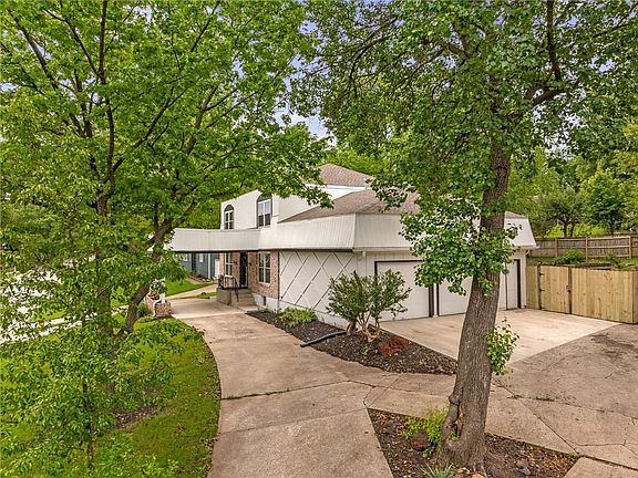 2nd image of 10015 Carrie Ln