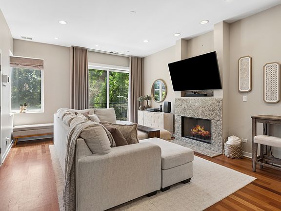 4th image of 2310 W Wabansia Ave APT 2W