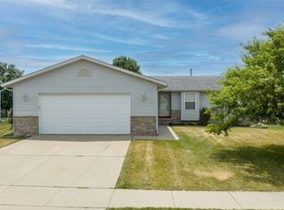 206 S Hill Crest Cir, Center Point, IA 52213