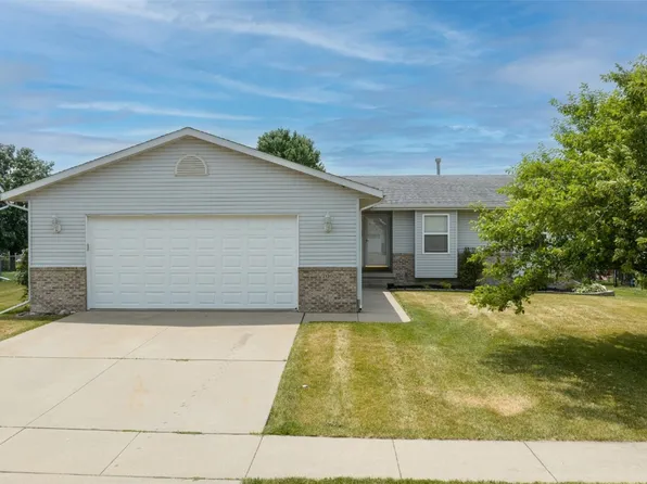 206 S Hill Crest Cir, Center Point, IA 52213
