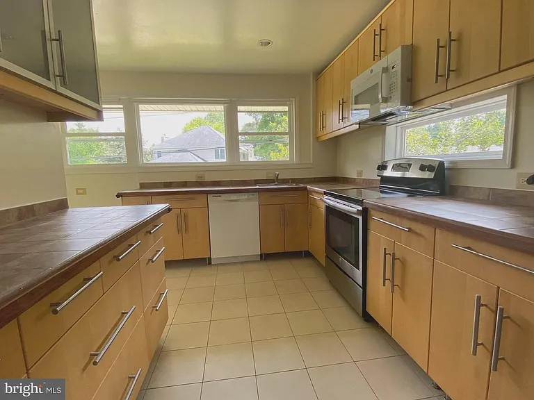 6009 Cheshire Dr — Photo 4