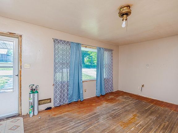 3rd image of 1209 Edgewood Dr