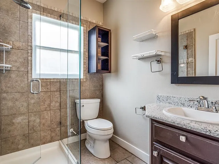 408 S Montclair Ave — Photo 8