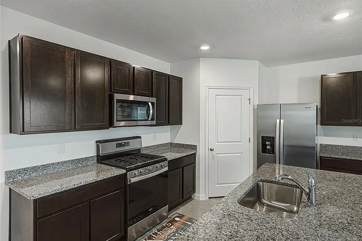 4 bed, 1828 sqft, $2,550 — Photo 4