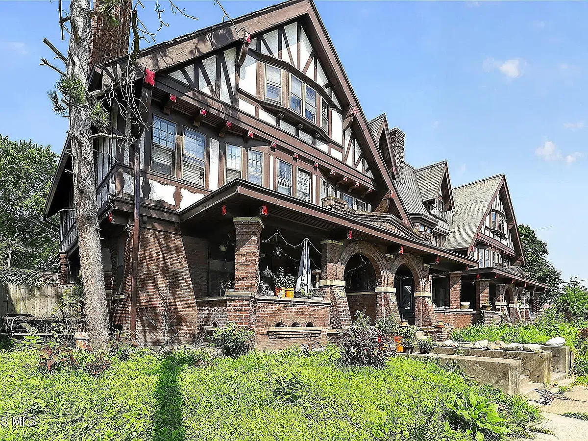 5 bed, 2200 sqft, $2,000 — Photo 1