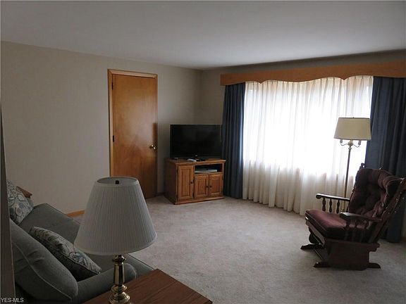 3rd image of 226 Brenda Ln