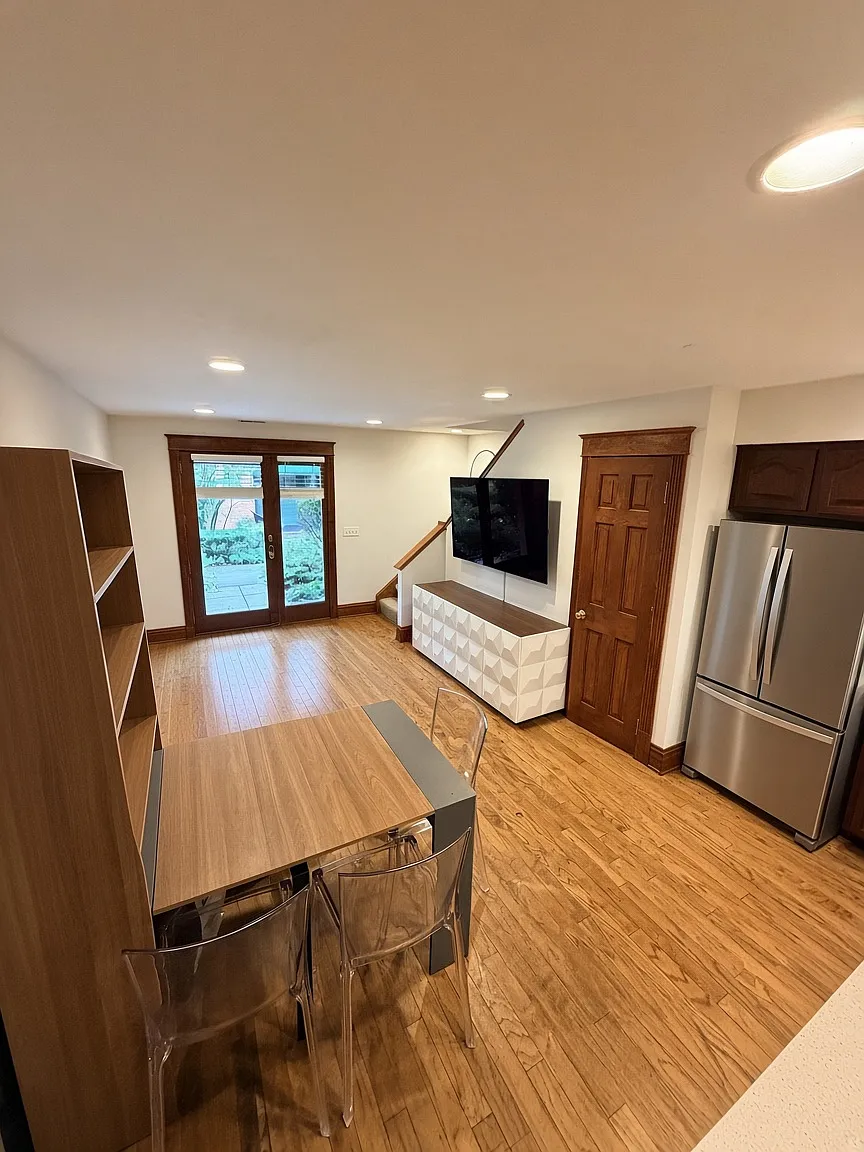 2 bed, 1000 sqft, $2,360 — Photo 1