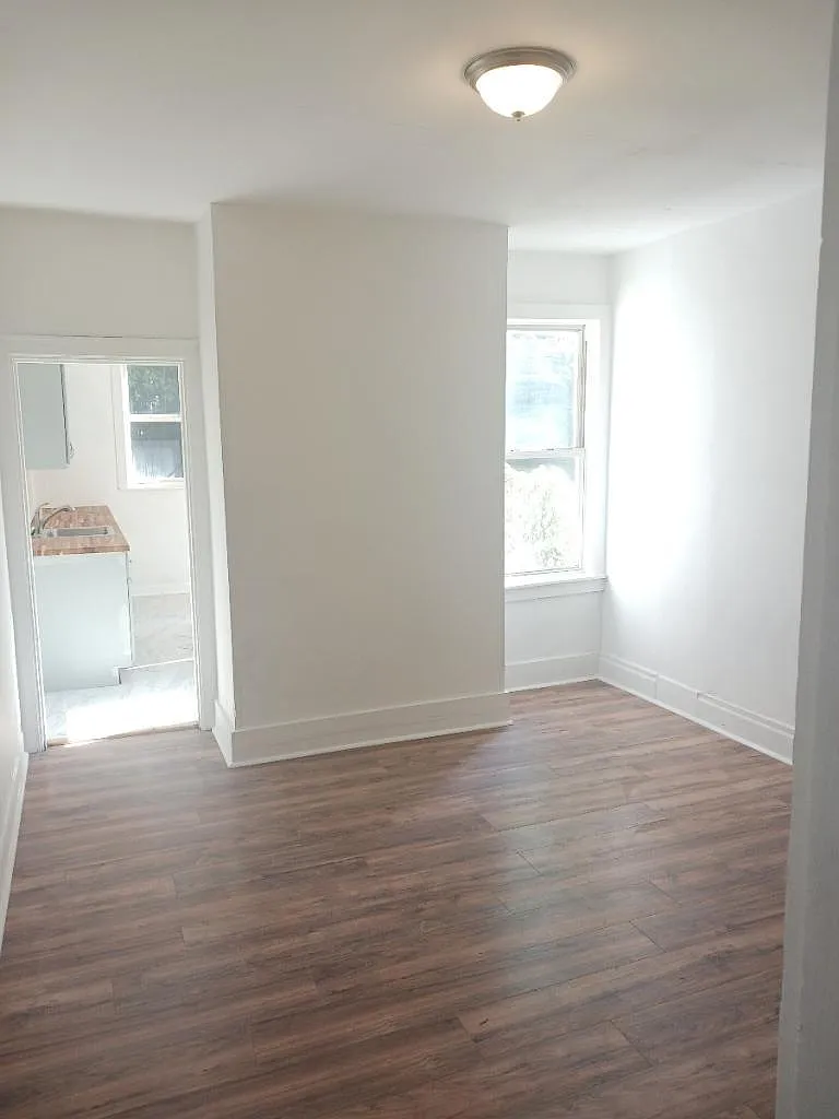 1231 Dickson St — Photo 2