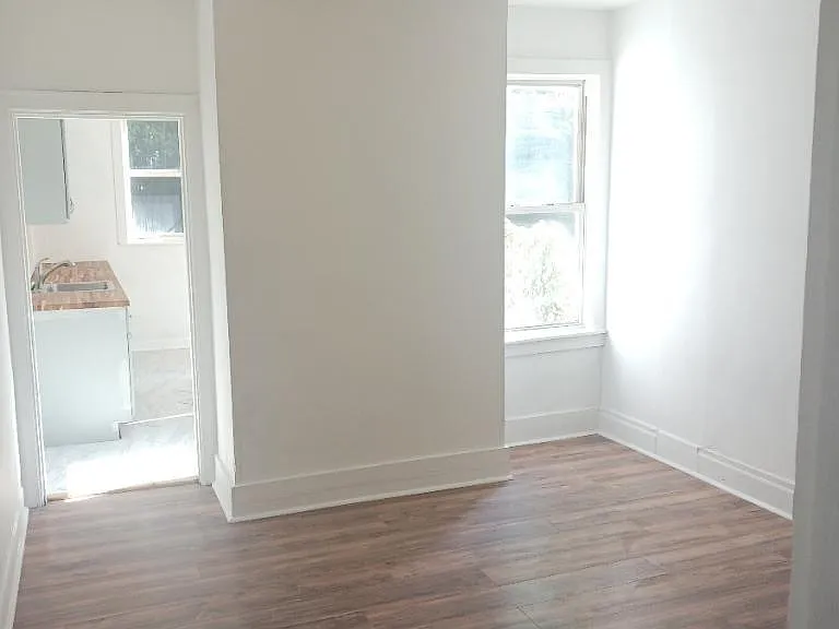 1231 Dickson St — Photo 2