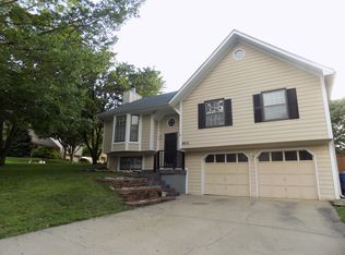 8012 Woodstone St, Lenexa, KS 66219