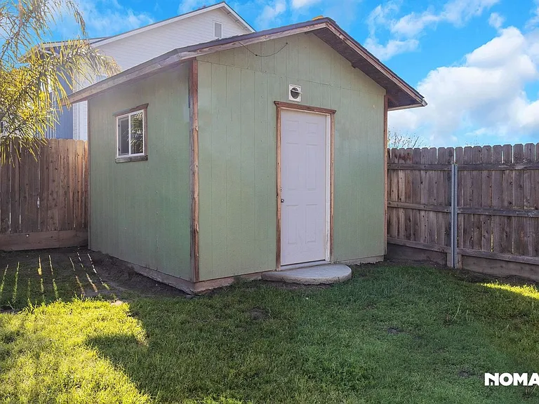 530 Hall St — Photo 30