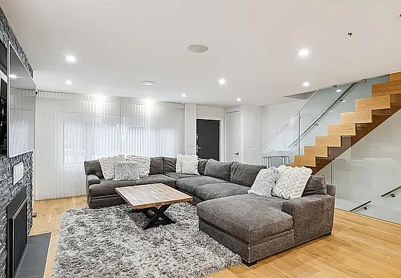 3rd image of 8223 214th St