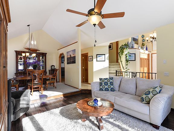 3rd image of 617 207th Ave NE