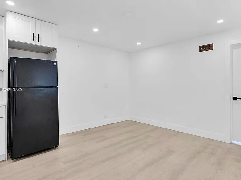 32 SW 9th St #2 — Photo 12
